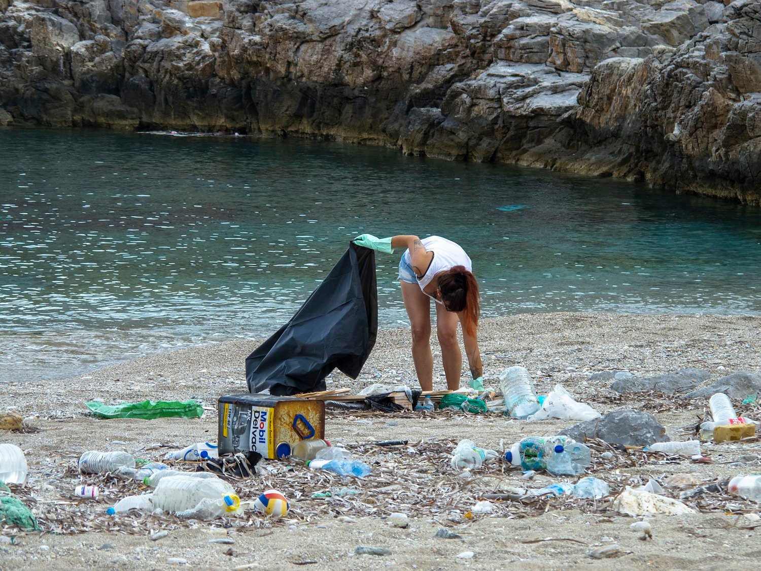 Μάζεψαν τα σκουπίδια που ξέβρασε το μελτέμι από τις παραλίες της Αμοργού