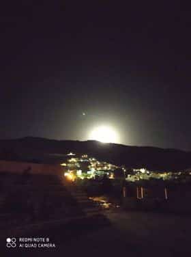 Το ολόγιομο φεγγάρι ανατέλλει απ' το Φανάρι