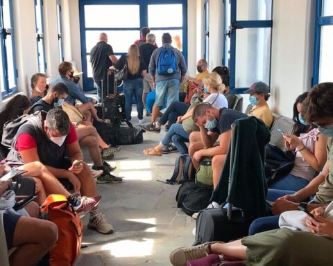 Αερολιμένας Νάξου: "Παστωμένοι" και αγανακτισμένοι. Αυτόπτης μάρτυρας καταγγέλλει