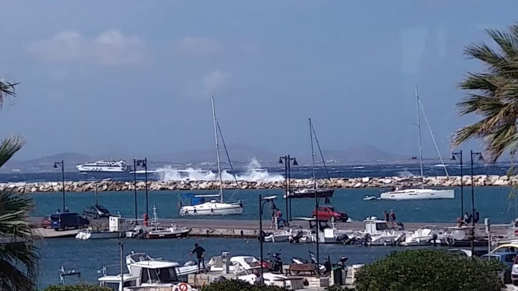 Οι άνεμοι "ζορίζουν" το δέσιμο των πλοίων στο λιμάνι της Νάξου