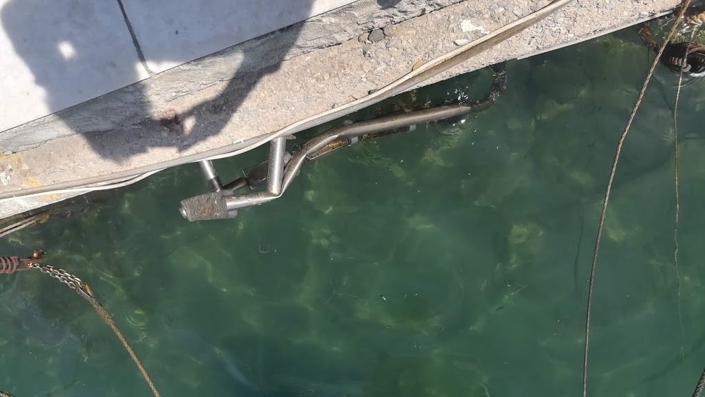 "Πνίγονται" σπασμένες στη θάλασσα οι ...μπάρες ασφαλείας στο λιμάνι της Νάξου