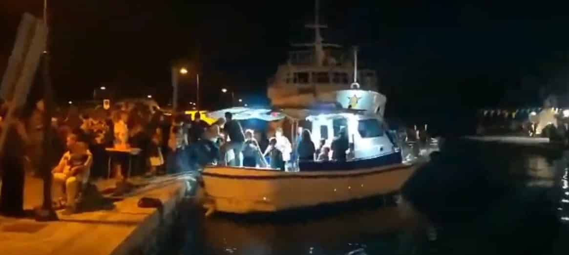 ΒΙΝΤΕΟ: Όλη τη νύχτα θα πηγαίνουν με την βάρκα οι προσκυνητές στην Παναγία Μυρτιδιώτισσα στο λιμάνι της Νάξου