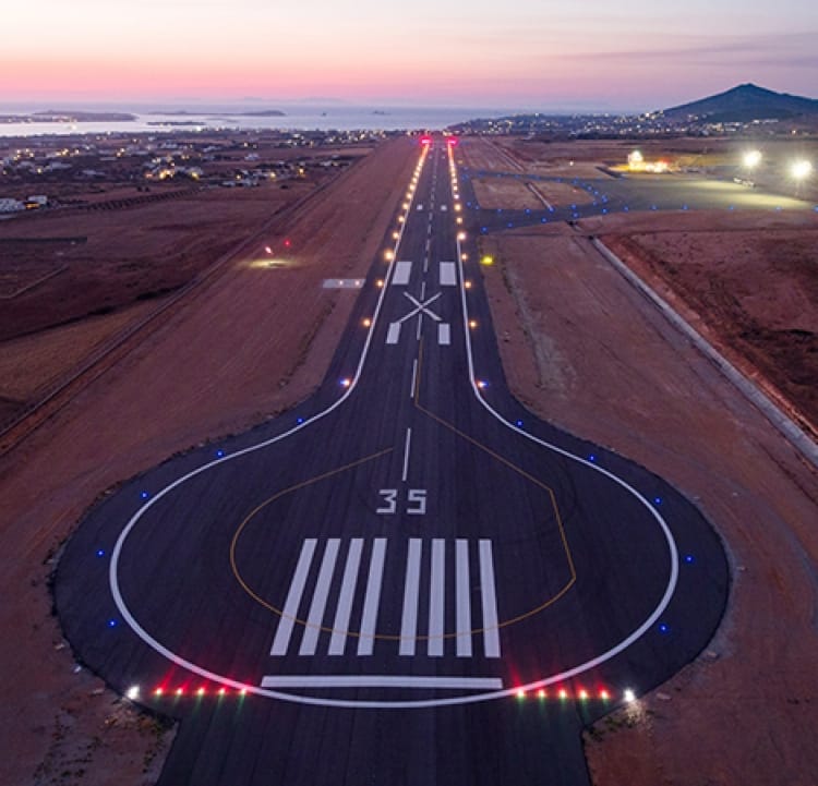 «Νεότερα για το αεροδρόμιο Πάρου, τον άλλο μήνα. Στα 1.799 μ. ο διάδρομος…». Δηλώσεις και σχόλια του Δημάρχου Πάρου, Μ. Κωβαίου.