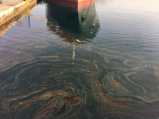 Ρύπανση στο λιμάνι της Πάρου