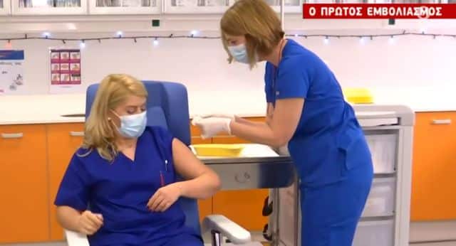 Γεγονός ο πρώτος εμβολιασμός στην Ελλάδα-Έκανε το σήμα της νίκης η Ευσταθία Καμπισιούλη, νοσηλεύτρια σε ΜΕΘ