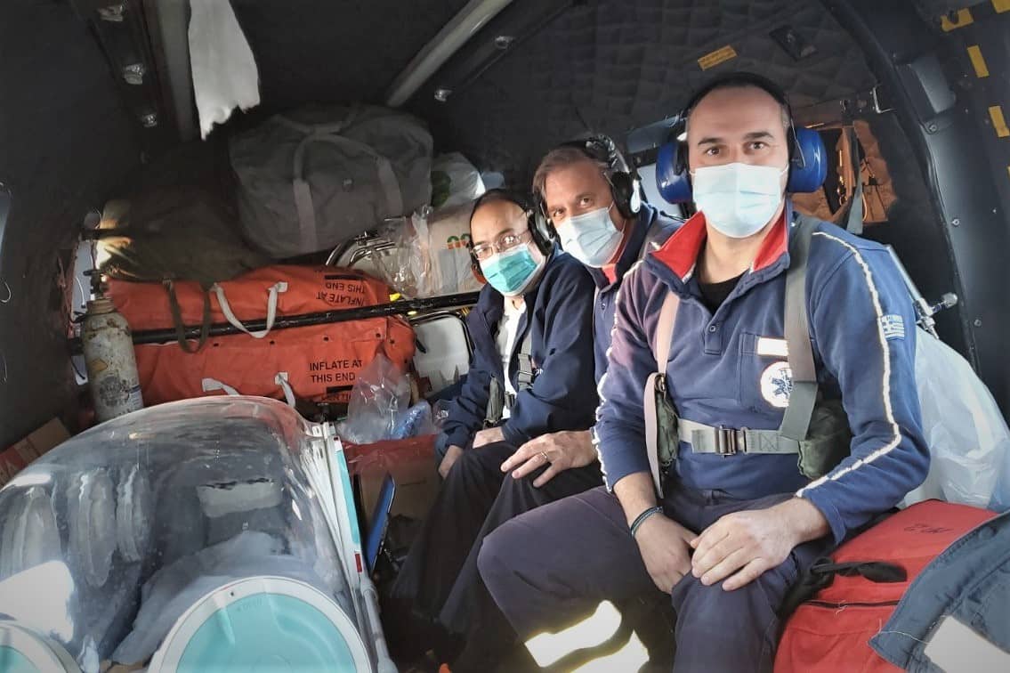 Ίος: Ασθενής με κορωνοϊό μεταφέρθηκε με ελικόπτερο του ΕΚΑΒ μέσα σε κλωβό