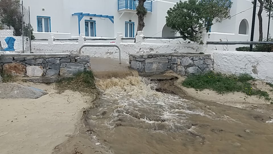 Ξεχείλισε φρεάτιο αποχέτευσης και πλημύρισε ξενοδοχείο ενώ ρύπανε και τη θάλασσα στην περιοχή του Αγίου Γεωργίου Νάξου (φωτογραφίες)