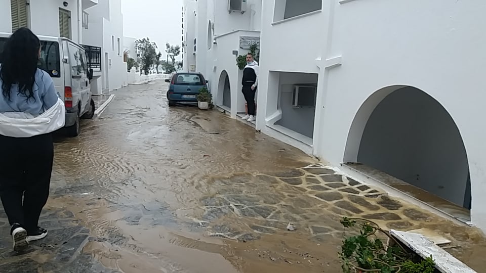 Συμβαίνει τώρα! Το συνεργείο του δήμου ξεκινάει την αποκατάσταση της ζημιάς στον κεντρικό αποχετευτικό αγωγό της Νάξου (φωτο)