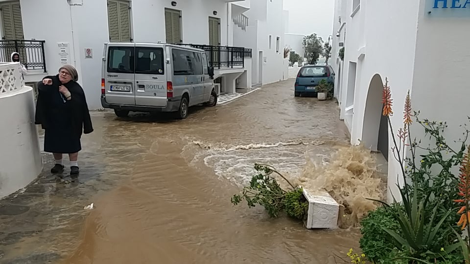 Ξεχείλισε φρεάτιο αποχέτευσης και πλημύρισε ξενοδοχείο ενώ ρύπανε και τη θάλασσα στην περιοχή του Αγίου Γεωργίου Νάξου (φωτογραφίες)