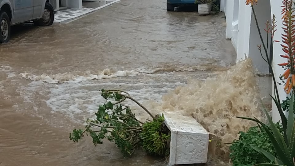 Ξεχείλισε φρεάτιο αποχέτευσης και πλημύρισε ξενοδοχείο ενώ ρύπανε και τη θάλασσα στην περιοχή του Αγίου Γεωργίου Νάξου (φωτογραφίες)