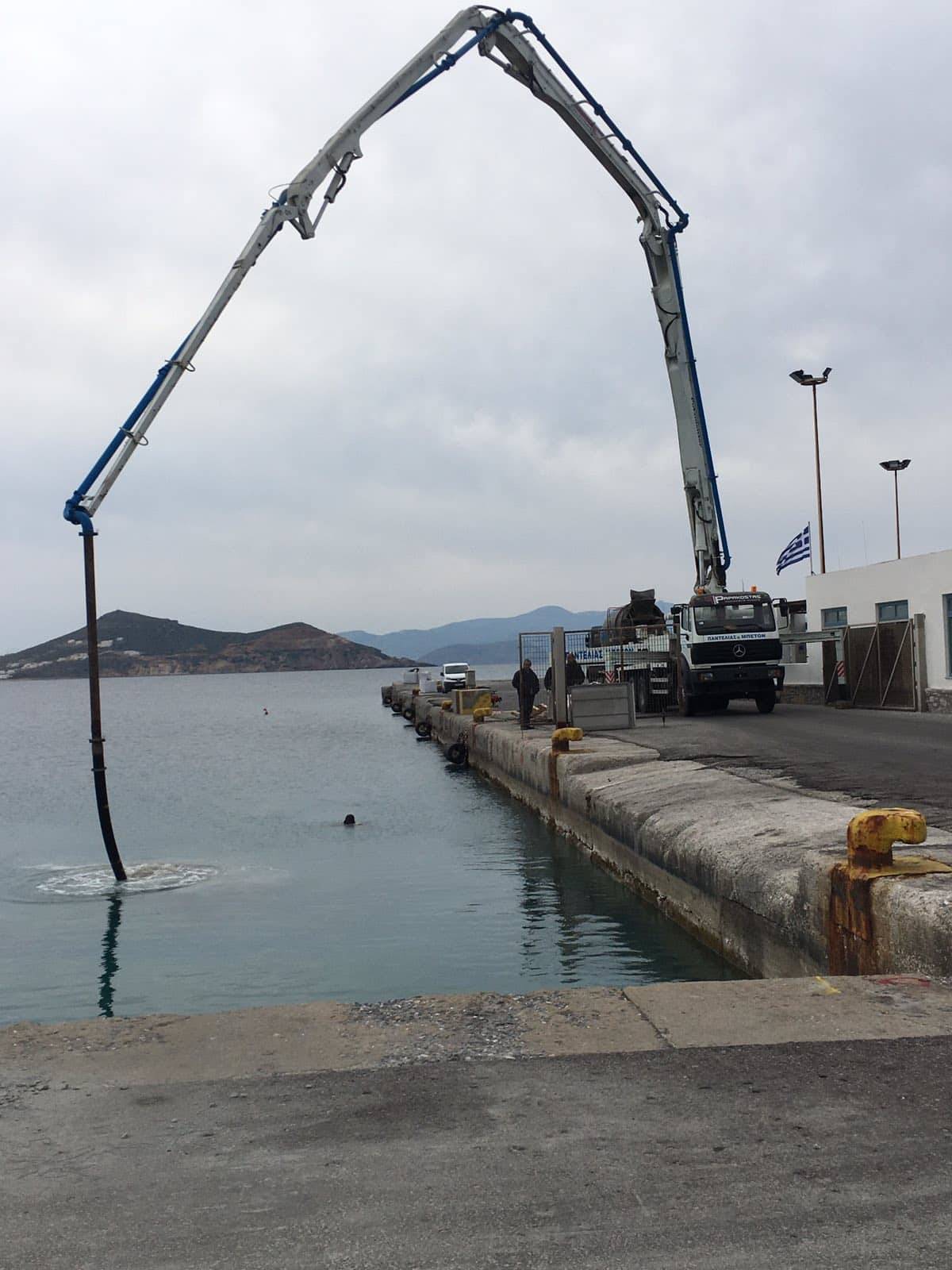 Λιμάνι Νάξου: Οι επισκευαστικές εργασίες στον κεντρικό προβλήτα - επιτέλους - ξεκίνησαν...