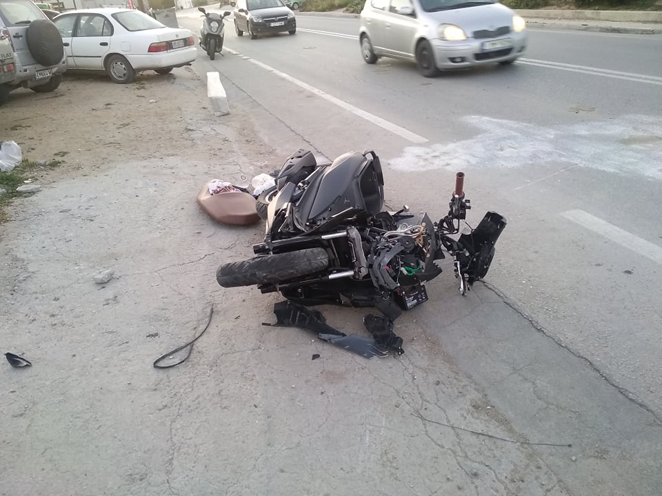 Νάξος - τροχαίο ατύχημα: Σε σοβαρή κατάσταση, ο 20χρονος οδηγός της μηχανής... Χαρακτηριστικα στιγμιότυπα από το σημείο της σύγκρουσης