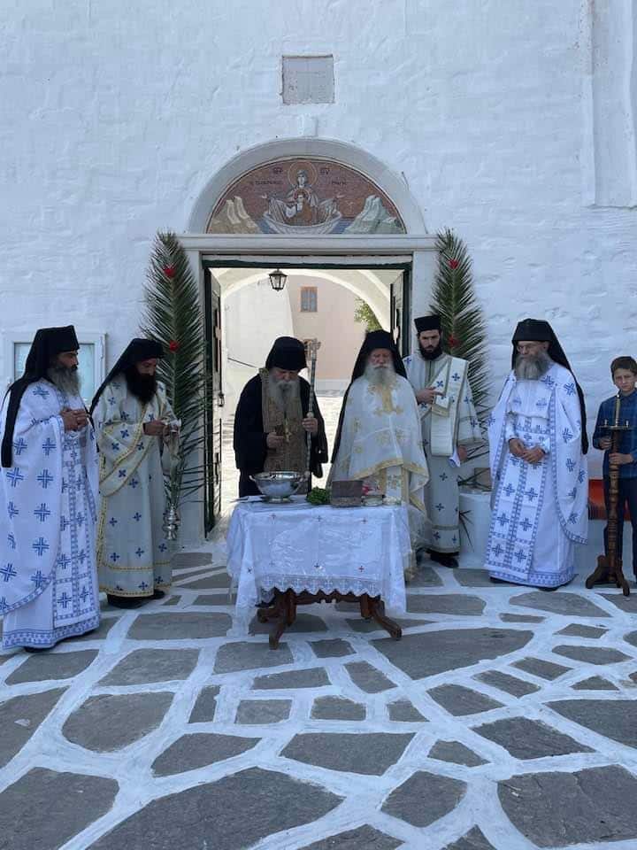 Με κατάνυξη εόρταστηκε στην Ιερά Μονή Λογγοβάρδας Πάρου η Ζωοδόχος Πηγή
