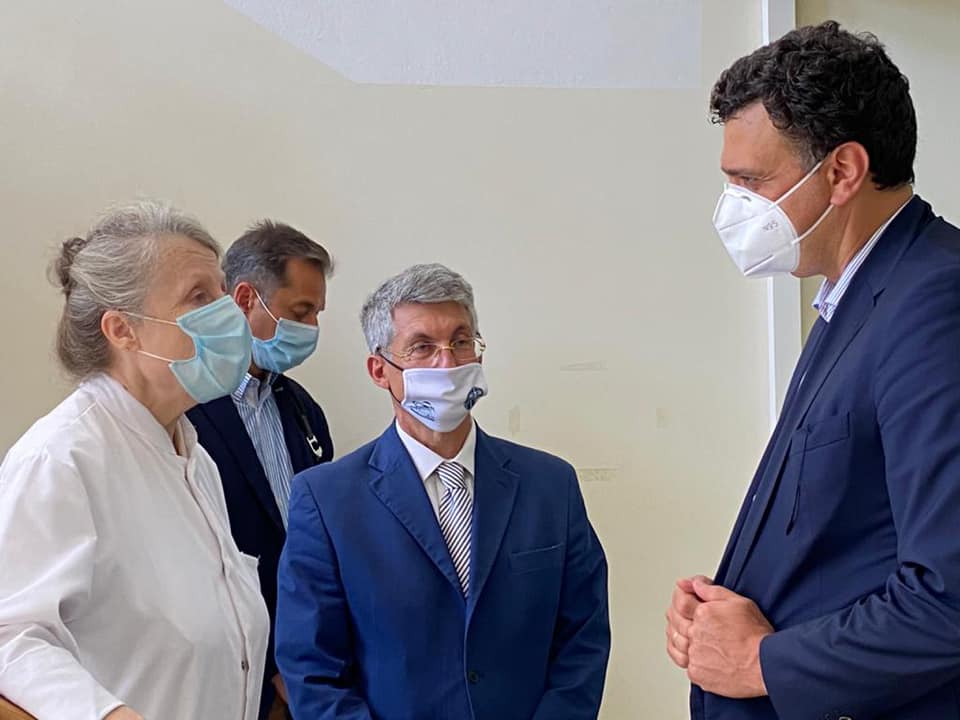 Ο Βασίλης Κικίλιας εγκαινίασε στη Σύρο ένα ψηφιακό νοσοκομείο στην καρδιά του Αιγαίου