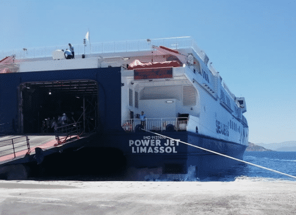 Απαγορεύτηκε προσωρινά ο απόπλους επιβατηγού ταχύπλοου από το λιμάνι της Σαντορίνης