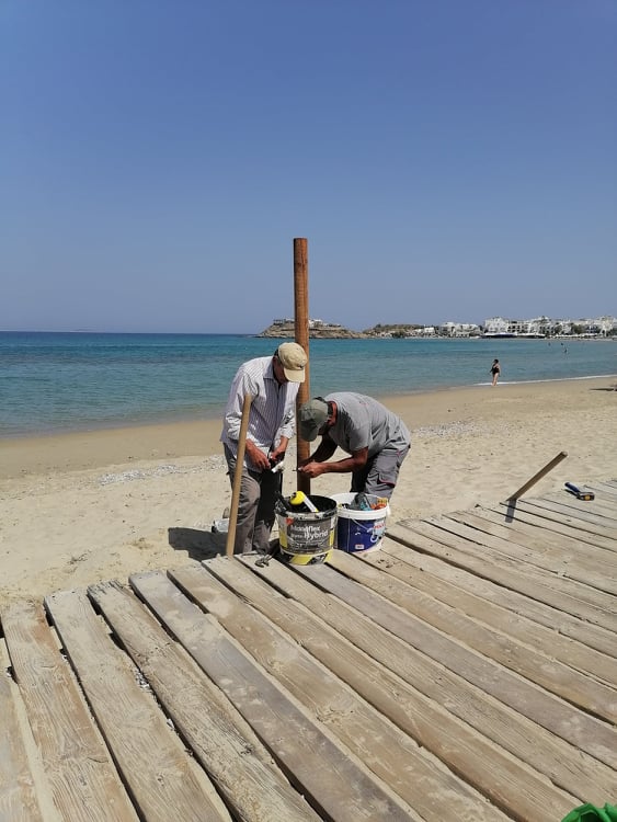 Νάξος: Παραλίες και ντουζιέρες... - Οι επιδιορθώσεις...