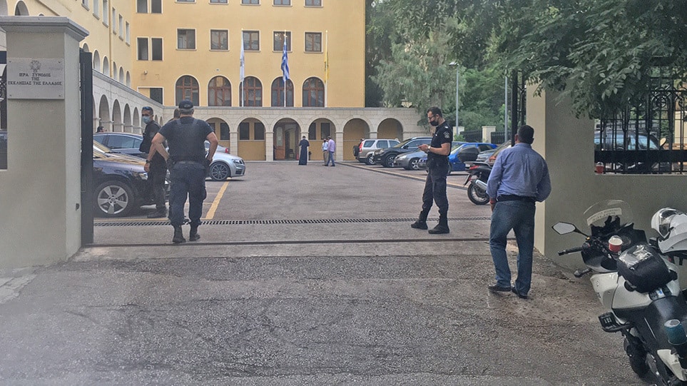 Επίθεση με βιτριόλι σε έξι Μητροπολίτες στη Μονή Πετράκη – Μεταφέρθηκαν στο νοσοκομείο, δύο σοβαρά