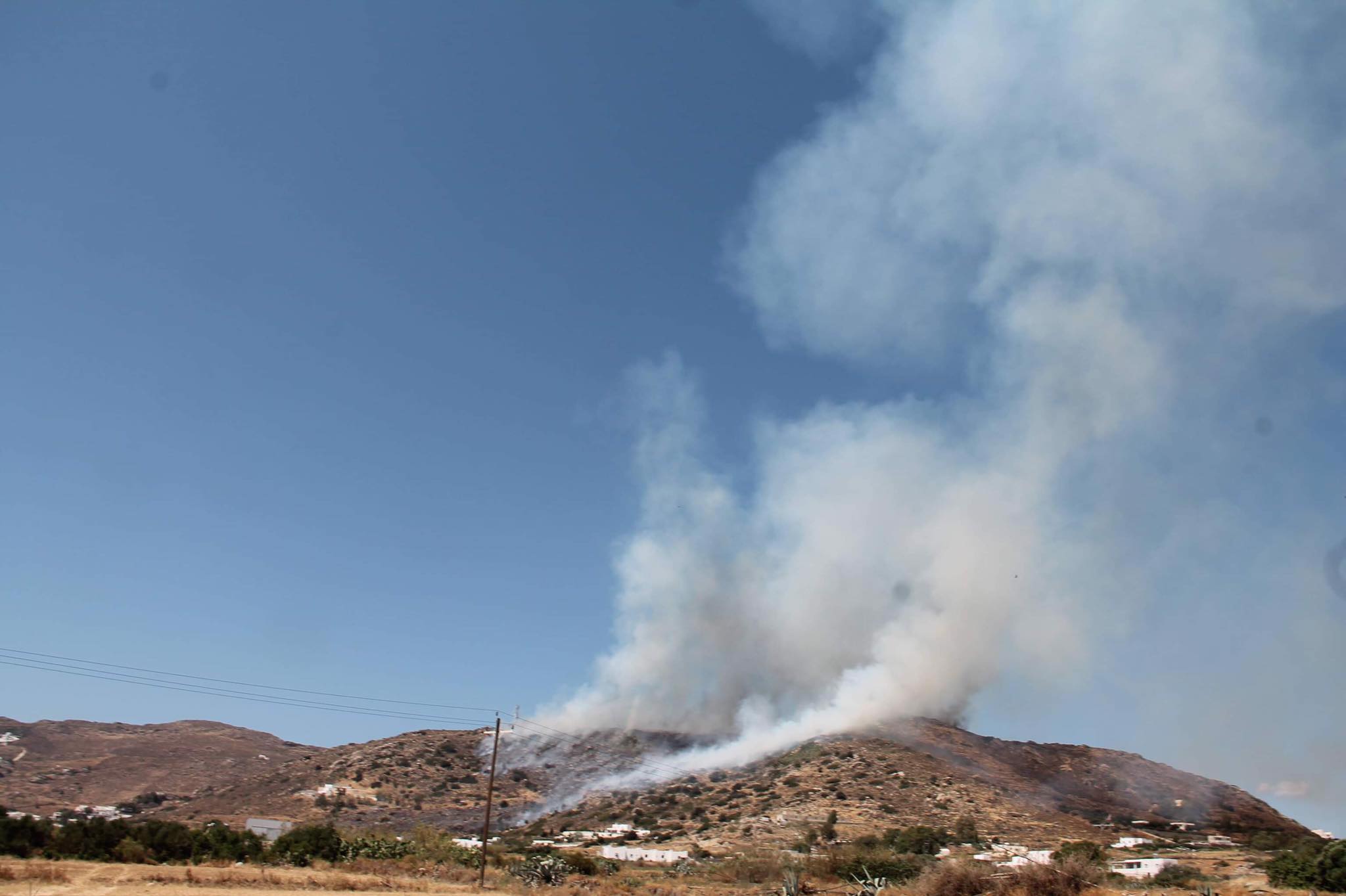 Νάξος - Αγκίδια: Έπιασε κορυφογραμμή η φωτιά... Canadair επιχειρεί ρίψεις...