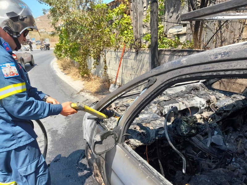 Νάξος: Φωτιά σε εν κινήσει αυτοκίνητο το οποίο κάηκε ολοσχερώς (φωτογραφίες)