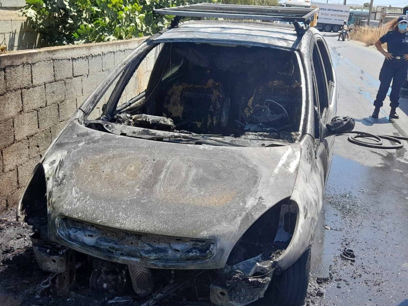 Νάξος: Φωτιά σε εν κινήσει αυτοκίνητο το οποίο κάηκε ολοσχερώς (φωτογραφίες)