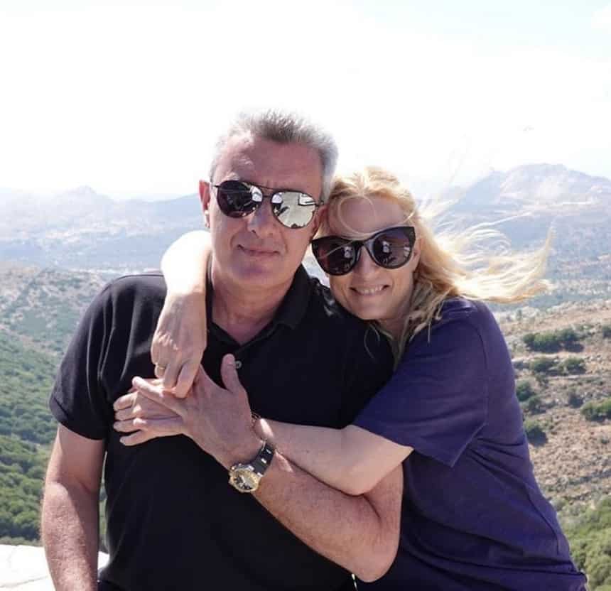 Νίκος Χατζηνικολάου: Ποζάρει αγκαλιά με τη σύζυγό του στις διακοπές τους στη Νάξο - "Καλοκαιρινά χαμόγελα στην πανέμορφη Απείρανθο της Νάξου,πριν από λίγες μέρες…”
