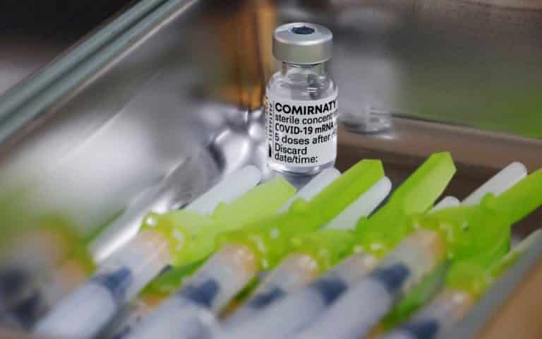 Πλήρη άδεια στο εμβόλιο της Pfizer χορηγούν οι ΗΠΑ - Πλήρη άδεια στο εμβόλιο της Pfizer για την COVID-19 σχεδιάζoυν να παράσχουν οι αρμόδιες αμερικανικές ρυθμιστικές αρχές σύμφωνα με δημοσίευμα των New York Times
