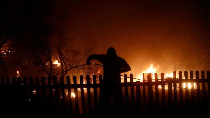 Ολονύχτια μάχη για να κρατηθεί η μεγάλη πυρκαγιά σε Βαρυμπόμπη - Αδάμες