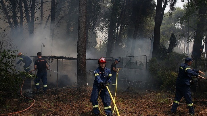 Βαρυμπόμπη: Τρεις αναζωπυρώσεις στην πυρκαγιά – Μέσα στα σπίτια η φωτιά στη Δροσοπηγή