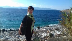 Για τον Οτσαλάν, οι Κυκλάδες στο προσκήνιο: Η Αμοργιανή Ελευθερία Ψυχογιού συμμετέχει στην διεθνή εκστρατεία για την απελευθέρωση του Κούρδου ηγέτη