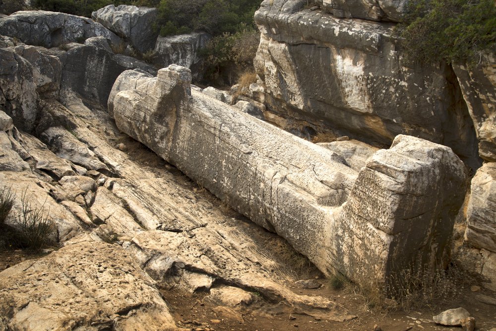 Τρία αγάλματα στην Ελλάδα και οι θρύλοι που τα συνοδεύουν - Ένα από αυτά, βρίσκεται ξαπλωμένο εδώ και αιώνες