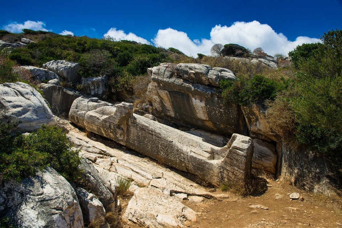 Τρία αγάλματα στην Ελλάδα και οι θρύλοι που τα συνοδεύουν - Ένα από αυτά, βρίσκεται ξαπλωμένο εδώ και αιώνες
