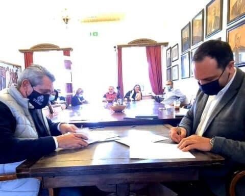 Έπεσαν οι υπογραφές για την παράδοση - παραλαβή του ΧΥΤΑ Μυκόνου από τον Δήμο Μυκόνου στον ΦΟΔΣΑ Ν. Αιγαίου