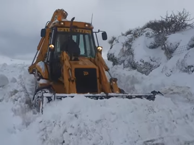 Νάξος: Χιονιάς διαρκείας απ' τα παλιά, "έχωσε" τα ορεινά... - ΦΩΤΟ & VIDEO