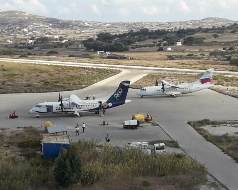 Μήλος, προ ολίγου: "Γλίστρησε" στο παρακείμενο του διαδρόμου χωράφι, αεροπλάνο
