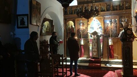 Τα "αδέλφια" των κατοίκων της Μαριούπολης, οι Κύθνιοι προσεύχονται για να τελειώσει ο πόλεμος (φωτογραφίες)