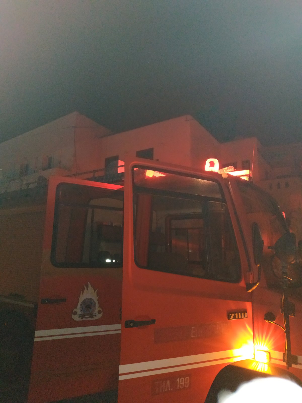 Χώρα Νάξου, βραδινές ώρες σήμερα: Φωτιά εκδηλώθηκε στην εκκλησία των Ταξιαρχών - (φωτο & video)