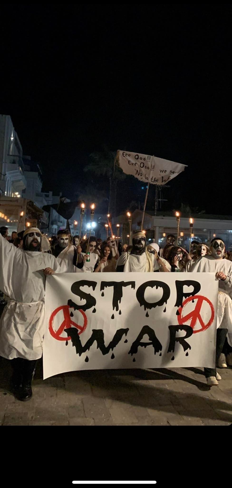 Νάξος, χτες βράδυ - Λαμπαδηφορίες - Το μήνυμα: Σταματήστε τον πόλεμο (φωτό & video)