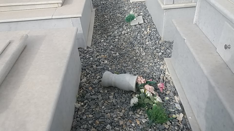 Ζημιές στο νεκροταφείο Νάξου από τον δυνατό αέρα (φωτογραφίες)