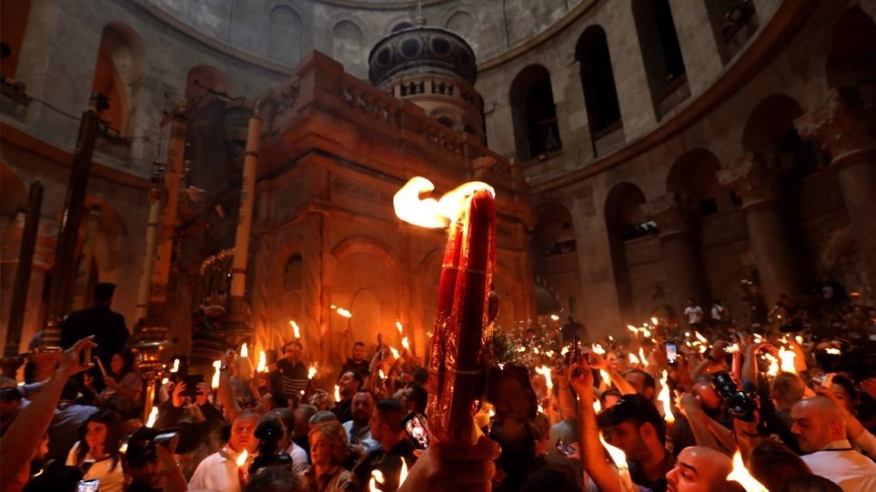 Το Μεγάλο Σάββατο στις 18:00 καταφθάνει το Άγιο Φως στην Ελλάδα και από εκεί με αεροπλάνα στα νησιά