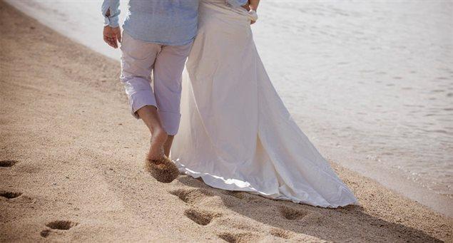 Γαμπροί και νύφες απ' όλο τον κόσμο έρχονται στα νησιά να παντρευτούν