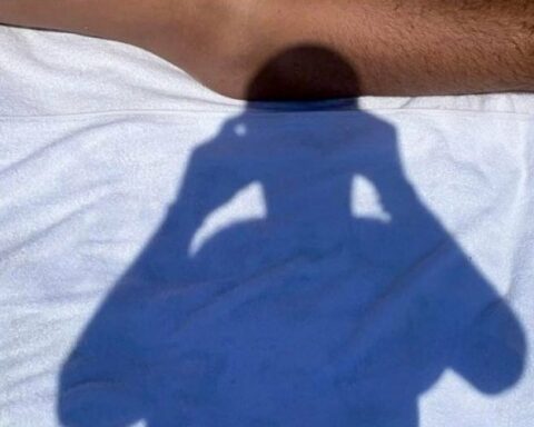 Ο Τζούλιο Φιλίππο Ντ’ Ερρίκο φωτογραφίζει τον σύντροφό του γυμνό στη Νάξο