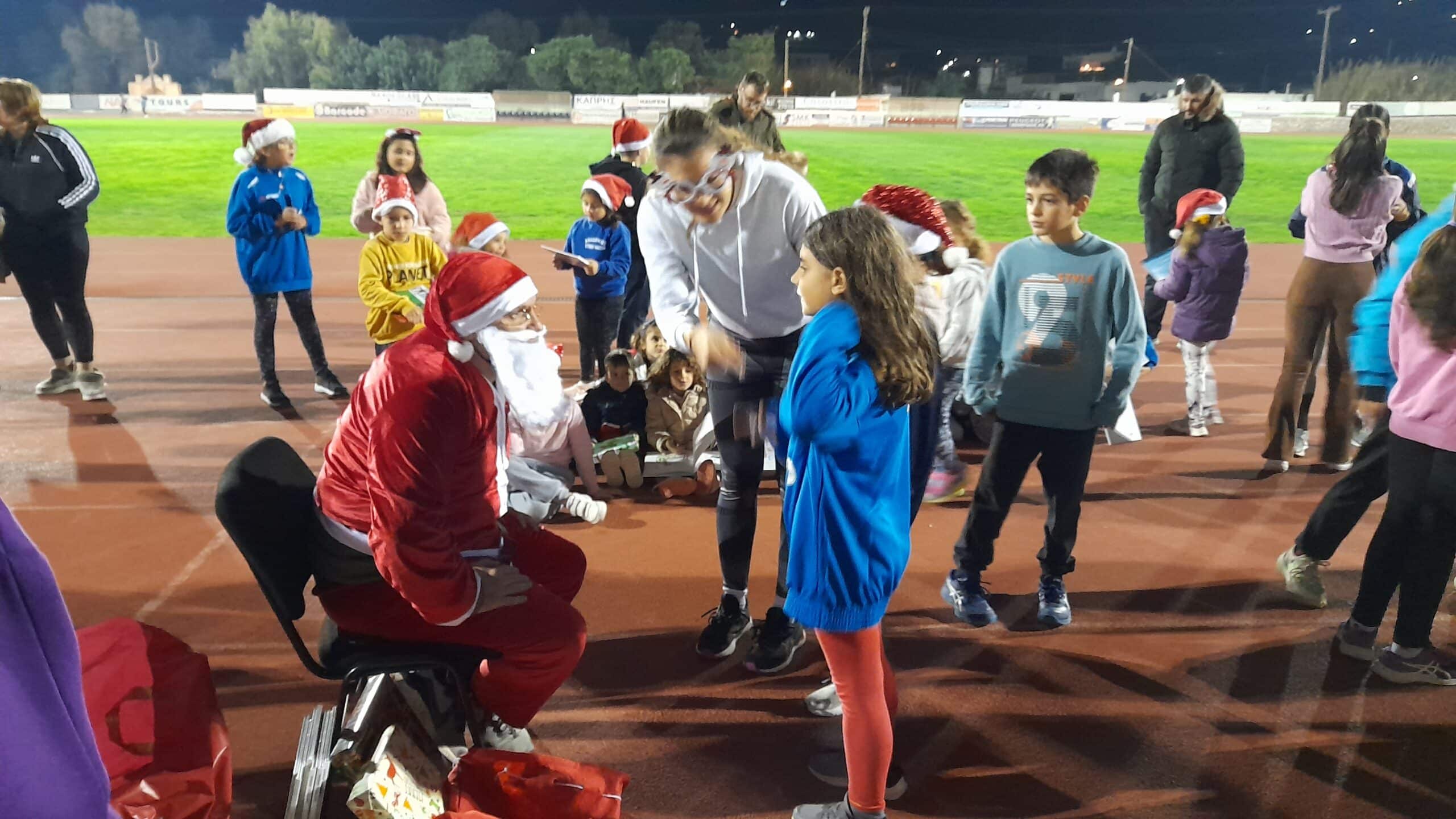 ΔΑΚ Νάξου: Λιλιπούτειοι αθλητές και παιδιά στα χριστουγεννιάτικα κάλαντα (video)