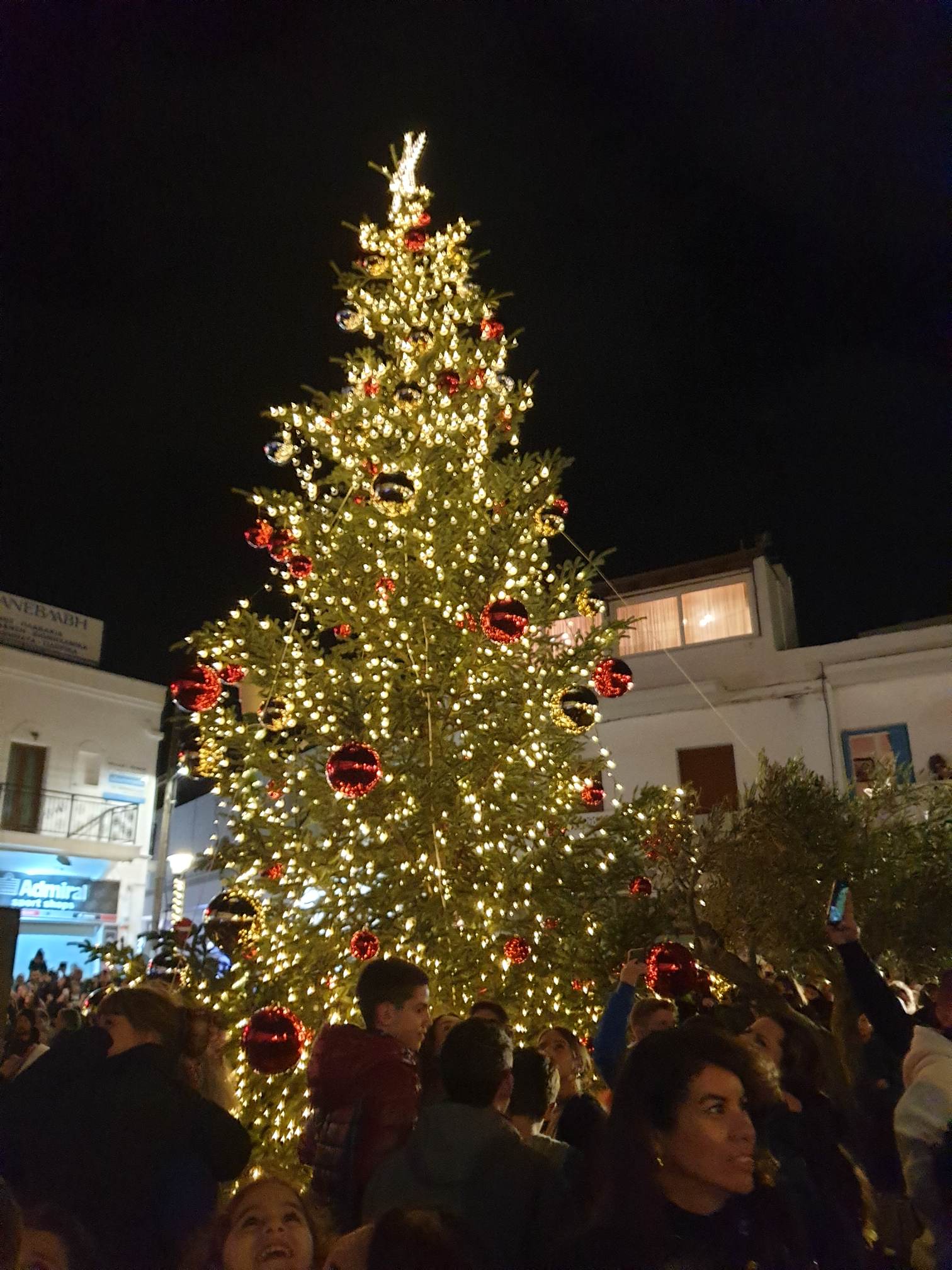 Λαοθάλασσα στην φωταγώγηση του Χριστουγεννιάτικου δέντρου στη Νάξο