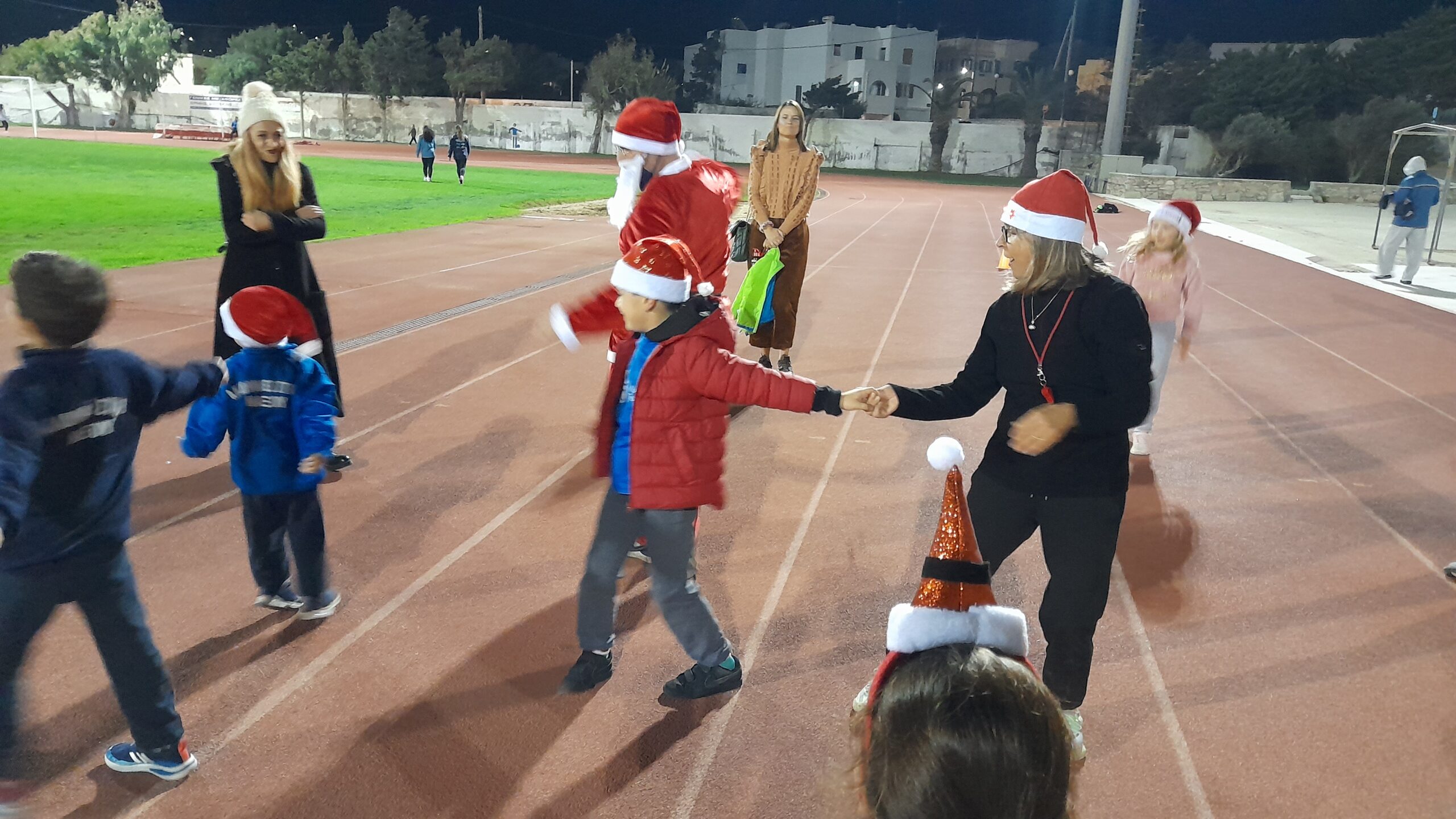 ΔΑΚ Νάξου: Λιλιπούτειοι αθλητές και παιδιά στα χριστουγεννιάτικα κάλαντα (video)