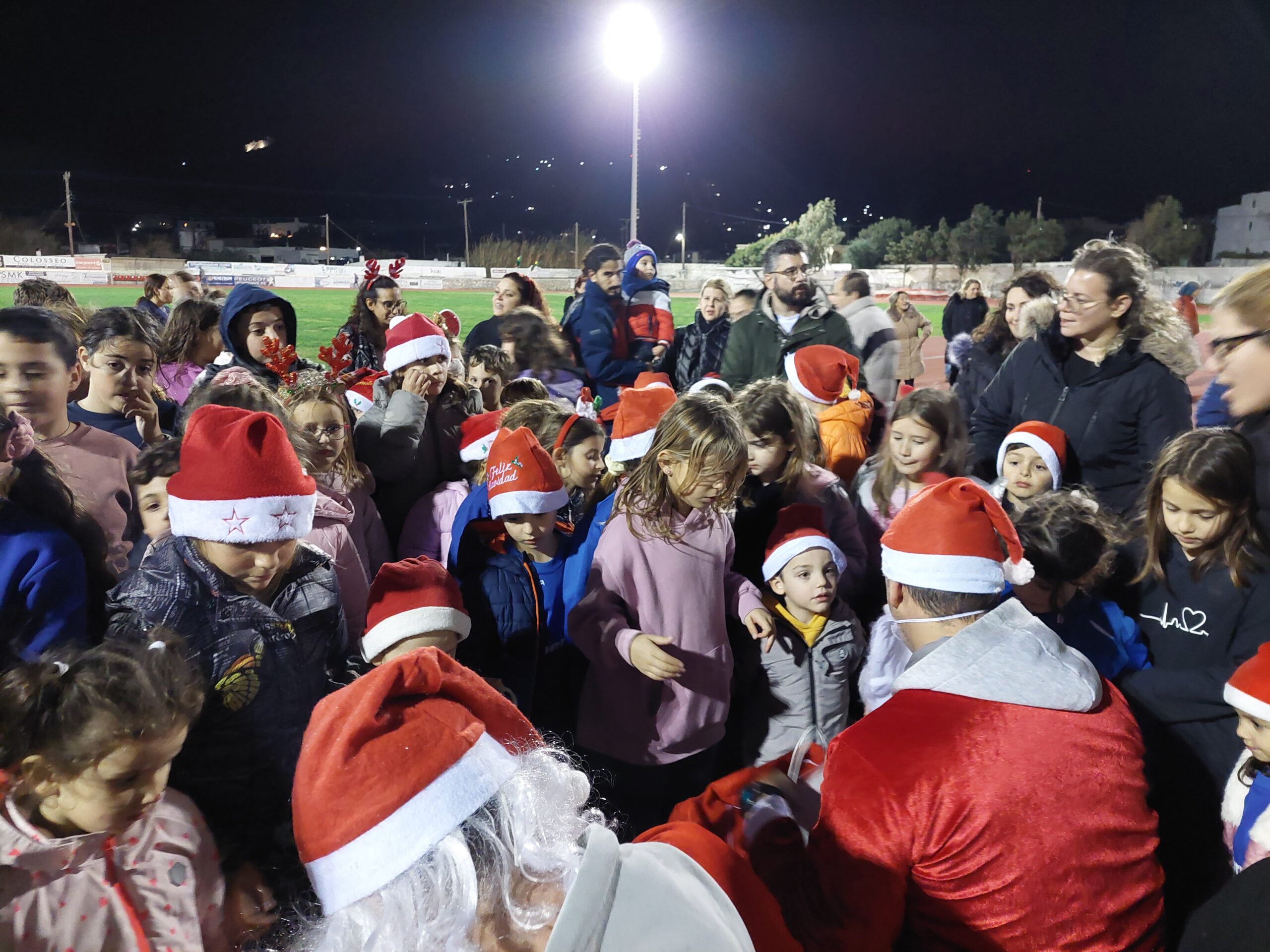 Χριστούγεννα 2023 - Πανναξιακός: Παιδιά και εκκολαπτόμενοι αθλητές... και χόρεψαν και έτρεξαν και δώρα αγιοβασιλιάτικα πήραν και γευστικότατες λιχουδιές απόλαυσαν!!!