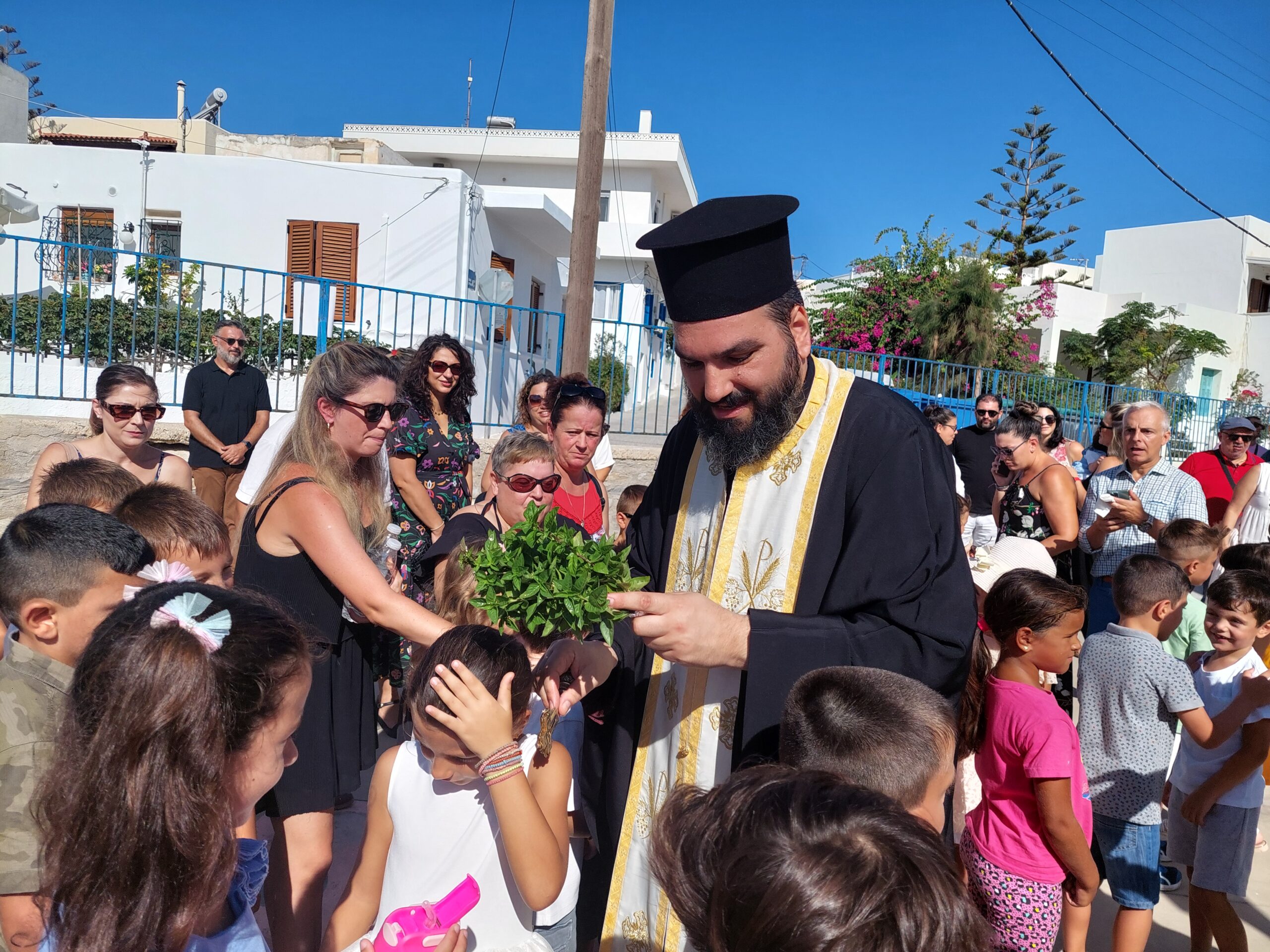 Χώρα Νάξου: Το πρώτο κουδούνι και ο αγιασμός στα σχολεία της πόλεως - Πλούσιο φωτογραφικό ρεπορτάζ...