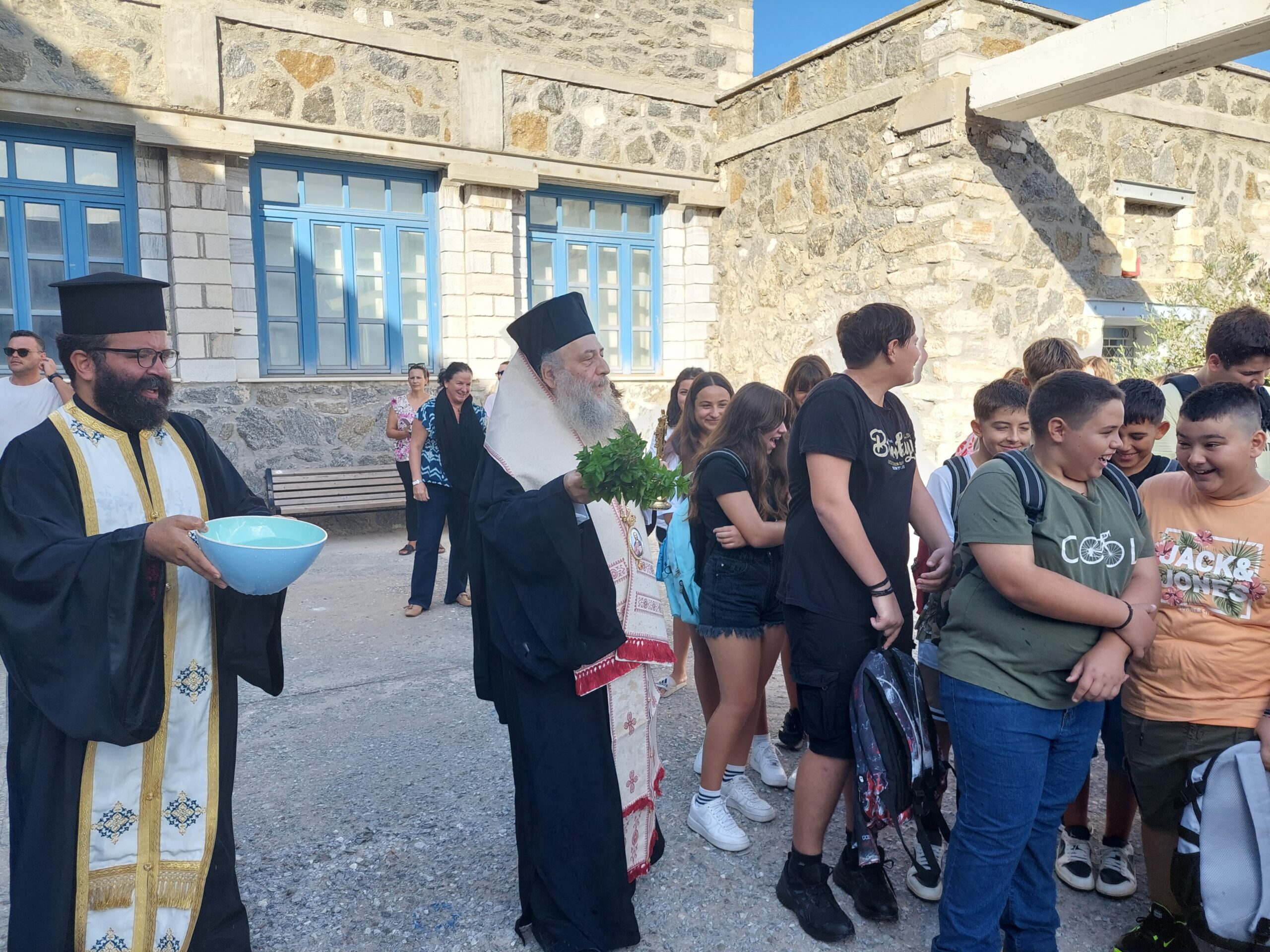 Χώρα Νάξου: Το πρώτο κουδούνι και ο αγιασμός στα σχολεία της πόλεως - Πλούσιο φωτογραφικό ρεπορτάζ...