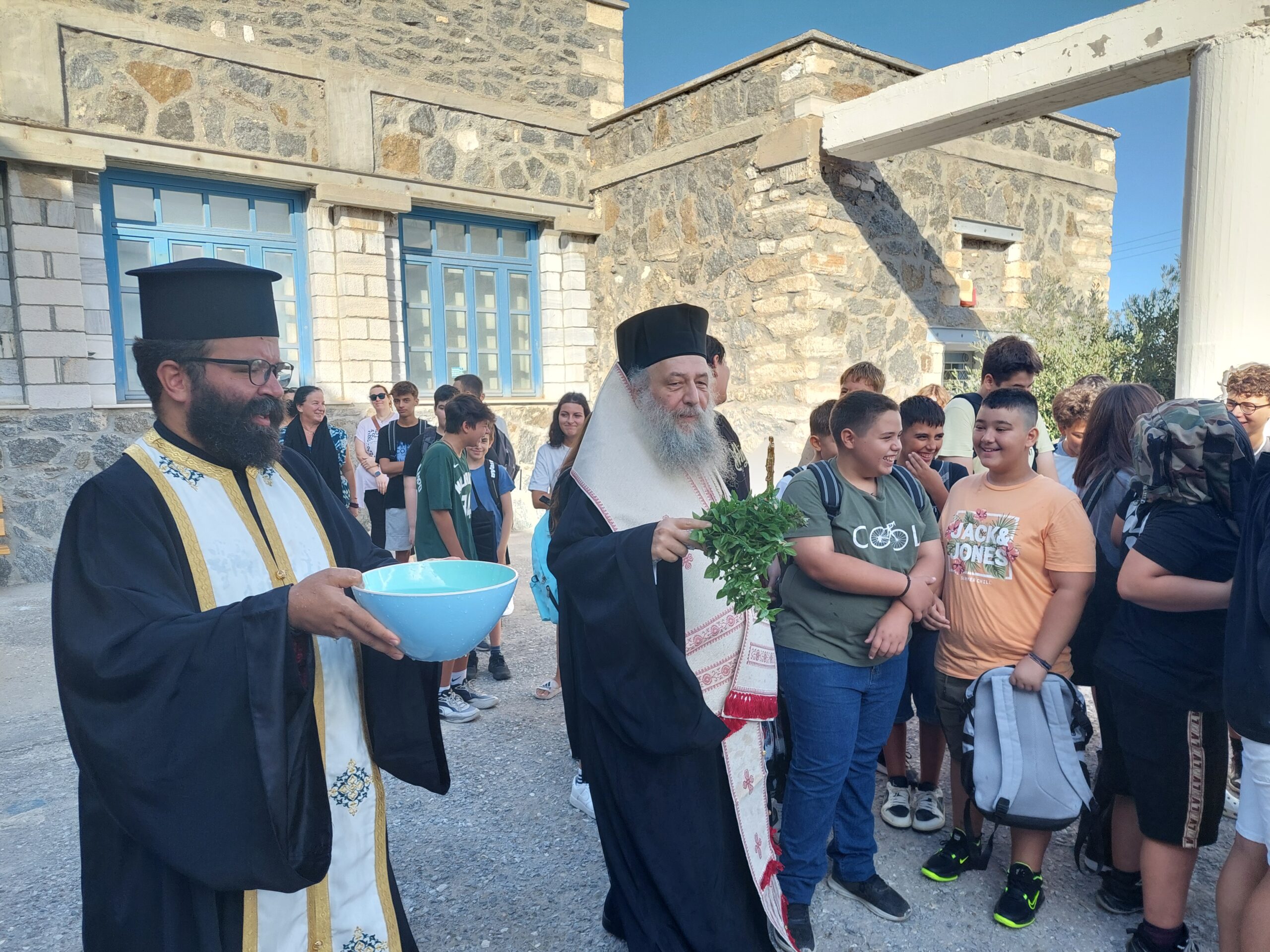 Χώρα Νάξου: Το πρώτο κουδούνι και ο αγιασμός στα σχολεία της πόλεως - Πλούσιο φωτογραφικό ρεπορτάζ...