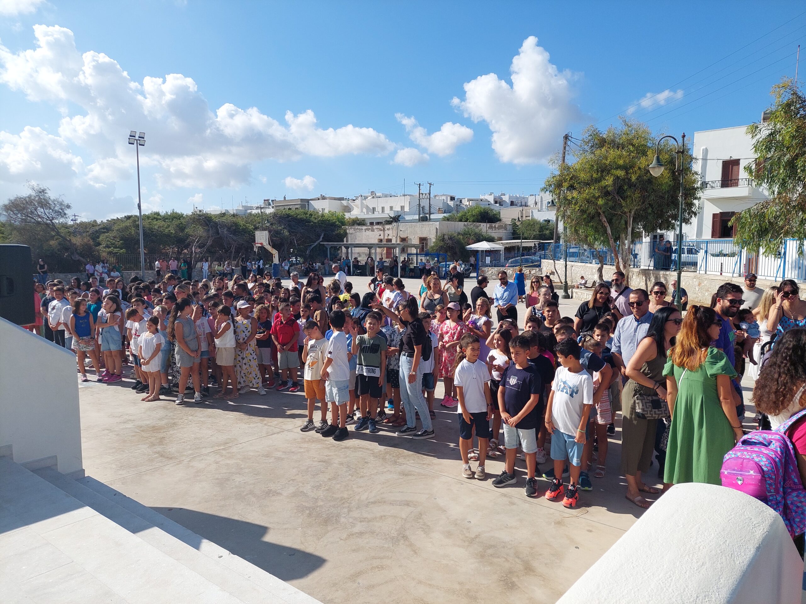 Χώρα Νάξου: Το πρώτο κουδούνι και ο αγιασμός στα σχολεία της πόλεως - Πλούσιο φωτογραφικό ρεπορτάζ...