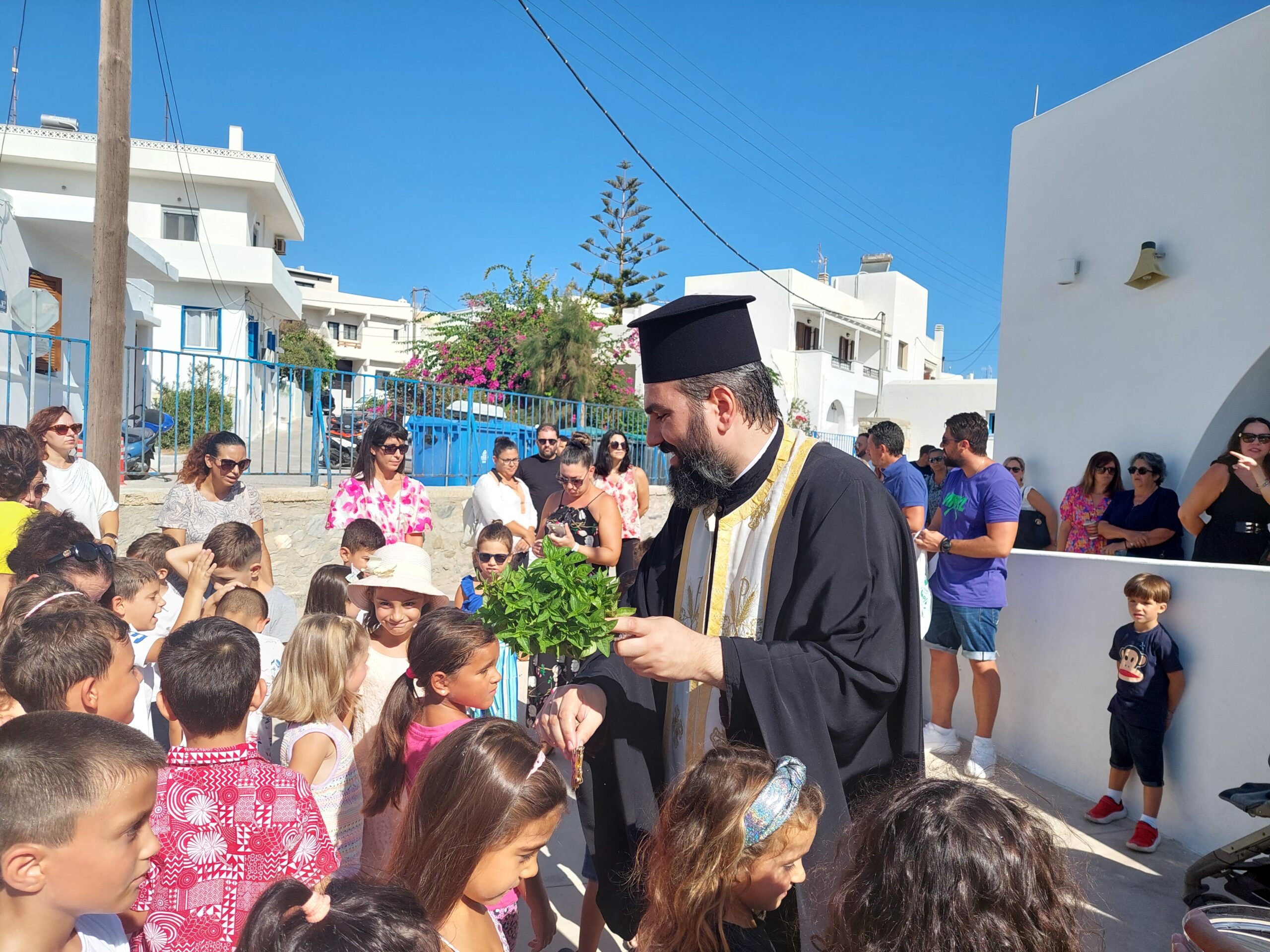 Χώρα Νάξου: Το πρώτο κουδούνι και ο αγιασμός στα σχολεία της πόλεως - Πλούσιο φωτογραφικό ρεπορτάζ...